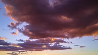 Gece Gökyüzü zaman çizelgesi. Hareket eden bulutlar ve günbatımı. Bulutlar akşam boyunca yüzer. Alacakaranlık gökyüzü zaman aşımına uğradı. Dramatik gökyüzü hareket ediyor. Kümülüs ve sirrus fırtınada. Gündoğumu zaman aşımı