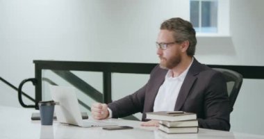 Kızgın iş adamı konuşması internette. Ofisteki üzgün ofis çalışanı görüntülü konferansta konuşuyor. Stresli iş adamının video görüşmesi var. İş adamı laptopta görüntülü sohbet yapıyor. İş sohbeti. Çevrim içi iş