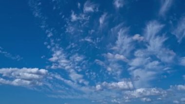 Gökyüzü zaman ayarlı. Cumulonimbus bulut hareketi. Hareket eden bulutlar ve güneş. 4K zaman aşımı. Bulutlu gökyüzü. Bulutlu bulutlu zaman atlaması. Mavi gökyüzü zaman aşımı. Mavi gökyüzü ile doğa havası