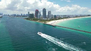Kentsel gökdelenleri olan Miami City gökdelenleri. Miami City, Florida gökdelenleri olan gökyüzü manzarası. Miami Plajı 'ndaki gökdelenler. Miami Skyline