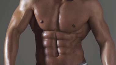 Erkek göğsü. Karın kasları, omuzları ve göğsü mükemmel. Abs 'ı kapat. Gövdeye yakın. Ab. Kaslı göğüs ve yırtık karın kasları. Seksi kaslı erkek vücudu. Göğüs ve karın kasları görünen çıplak bir adam.