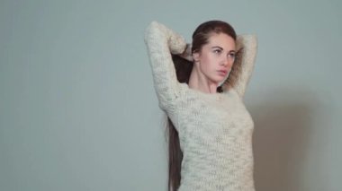 Saç stili, saç bakım konsepti. Çok uzun saçlı güzel kız. Uzun saçlı kadın uzun saçlarını sallıyor. Uçan Saçlı Kız. Saç stili olan güzel bir mankenin portresi. Rüzgarda uçuşan saçlar