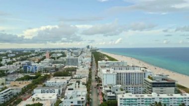 Miami Skyline 'da. Gökdelenleri olan Miami şehri gökyüzü manzarası. Miami Peyzaj Skyline. Gökdelenler ve limanlar. Miami rıhtımı marinayla dolu.