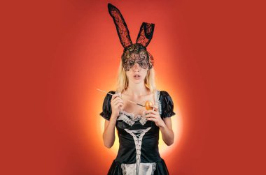 Renkli Paskalya yumurtaları tutan tavşan kulaklı seksi kadın fotokopi makinesine bakıyor. İfade yüz ifadesi. Paskalya tavşanı. Güzel, şehvetli sarışın.