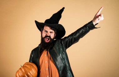 Kabak ile Halloween adam - Tatil kutlama kavramı. Cadılar Bayramı boncuklu adam balkabağı tutun - portre. Mutlu Cadılar Bayramı - yakışıklı adam izole. Cadılar Bayramınız Kutlu Olsun