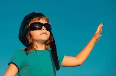 Pilot kasklı ve gözlüklü şirin bir çocuğun portresi. Çocuklar rüya görür. Çocukluk kavramı