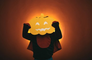 Sihirli balkabağı. Halloween cadı oyulmuş kabak ve sihirli ışıklar karanlık bir orman içinde. Mutlu Halloween hafta sonu. Cadılar Bayramı tatil kavramı. Korku yüzler. Cadılar Bayramı için en popüler şeker