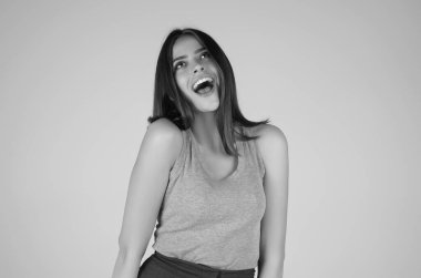 Neşeli heyecanlı kadın, başarıyı stüdyo mavi izole edilmiş arka planda kutluyor. Heyecanlı kazanan. Heyecanlı kız, etkileyici yüz ifadesi olan.