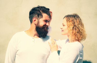 Sırlar fantezisi. Birbirinizi öpün. Şefkat ve samimiyetin tadını çıkarın. Aşık mutlu çift eğleniyor. Aşık genç çift - Sevgililer Günü konsepti