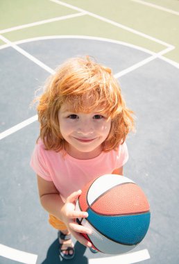 Kafkas çocuk portresi. Çocuklar basketbol oynar, komik surat.