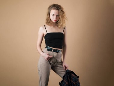 Moda kızı. Vogue modasına uygun bir kadın. Baştan çıkarıcı kız.