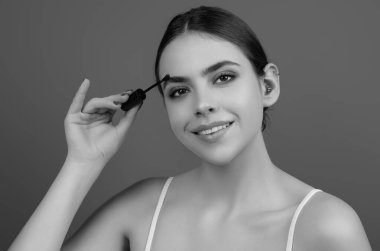 Kaş şekilli makyaj. Alnında kalem olan kaş şekillendiren güzellik mankeni. Kadınların maskara kaşları ve kaş fırçası. Doğal bir makyaj. Kaş modelliği. Taraklı kaşlar