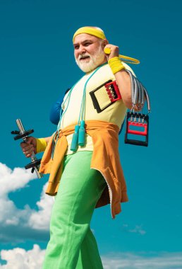 Yaşlılar için aktif spor antrenmanı. Sağlıklı yaşlı bir sporcunun portresi. Komik sporcu yaşlı sporcu işini bitirdi. Sağlıklı yaşam tarzı kavramı