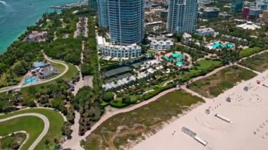 Kentsel gökdelenleri olan Miami şehri gökyüzü manzaralı bir gökyüzü. Miami City, Florida gökdelenleri olan gökyüzü manzarası. Miami Plajı 'ndaki gökdelenler. Miami Skyline