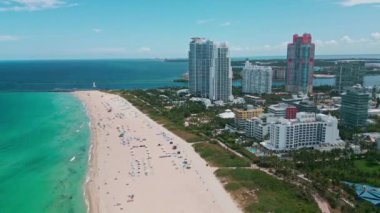 Miami Sahili 'nin havadan görüntüsü. Florida mı? ABD. Miami Sahili 'nin havadan görüntüsü. Miami şehrinin hava panoramik manzarası, binalar, marina, yatlar ve gökdelenler