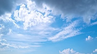 Gökyüzü zaman atlaması. Cumulonimbus bulut hareketi. Hareket eden bulutlar ve güneş. 4K zaman aşımı. Bulutlu gökyüzü. Bulutlu bulutlu zaman atlaması. Mavi gökyüzü zaman aşımı. Mavi gökyüzü ile doğa havası