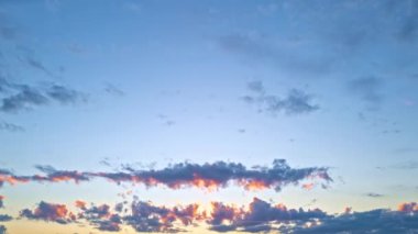 Gün batımında güneş, bulutlarda mavi ve turuncu dramatik gökyüzünde güneş ışınları. Gece Gökyüzü zaman çizelgesi. Gün batımında hareket eden bulutlar. Akşam bulutları. Alacakaranlık gökyüzü zaman aşımına uğradı. Dramatik gökyüzü