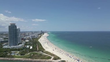 Miami sahili kıyı şeridinin hava manzarası. Miami Sahili Panorama Manzarası. South Pointe Parkı 'nın havadan görünüşü. Miami şehri. Güney Miami 'nin en iyi manzarası
