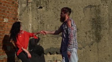 Cadılar Bayramı Zombi Çifti kan dansında. Lanet zombi. Kana bulanmış seksi çift. Birbirine aşık Cadılar Bayramı çifti. Cadılar Bayramı 'nda sakallı bir çift ve genç bir kadın. Lanet Cadılar Bayramı makyajı
