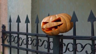 Balkabağı ile Cadılar Bayramı süslemesi. Süslü ev için balkabağı. Cadılar Bayramı kapılarla süslenmiş. Cadılar Bayramı 'nın ön kapısı balkabağıyla süslenmiş. Cadılar Bayramı 'nın sonbahar tatili