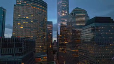 Geceleri New York City Skyline 'da. Amerikan Kentsel Gökdelenleri dramatik gece bulutlarına yakın. New York City silueti, ABD 'de Manhattan şehri manzarası. Manhattan 'da gece panoramik manzara