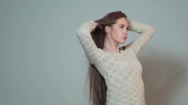 Esmer kadının doğal uzun saçı. Çok uzun kahverengi saçlı. Uzun saçlı kadın uzun saçlarını sallıyor. Uçan Saçlı Kız. Saç stili olan güzel bir model portresi.