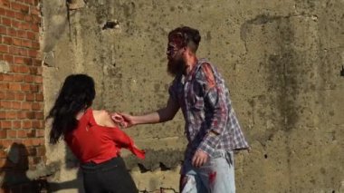 Kan dansındaki zombi çift. Zombi. Lanet zombi. Kana bulanmış seksi çift. Birbirine aşık Cadılar Bayramı çifti. Cadılar Bayramı zombi çifti sakallı adam ve şehvetli genç kadın.