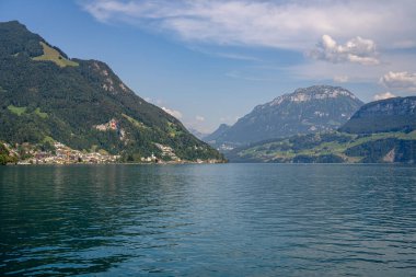 Alp dağları ve İsviçre 'deki gibi. İsviçre 'de Alpler doğası. İsviçre Alpleri. Alplerdeki cennet gibi dağ manzarasının panoramik görüntüsü. İsviçre göllerinin doğası. İsviçre manzarası