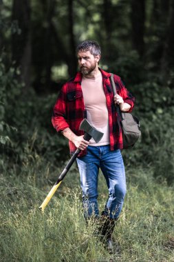Ormanda baltayla oduncu. Şapkalı sakallı adam elinde baltayla. Ormanda sakallı ve bıyıklı acımasız oduncu. Baltalı Kanadalı oduncu. Odun kesiyorum. Günlük kaydı araçları