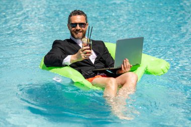 Yaz işi. Yüzme havuzunda serbest çalışan. Yüzme havuzunda dalgıç kıyafetli bir iş adamı. Çılgın iş tatili. Yüzme havuzunda komik çılgın iş adamı kıyafeti. İş adamı için sıcak yaz
