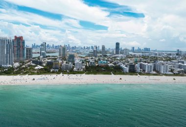 Miami Sahili 'nin silueti tepeden. Miami 'de yaz. Miami sahil şeridi. Miami Beach Florida 'daki lüks dairelerin panoramik manzarası. Surfside Miami Plajının Hava Görüntüsü