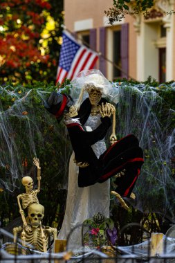 Cadılar Bayramı süslemeleri. Amerikan evi için Cadılar Bayramı balkabağı ve iskeleti. Bir Amerikan evinin ön bahçesinde dekore edilmiş korkunç bir şey. Şeker mi şaka mı? Amerika 'da Cadılar Bayramı. Amerika 'da Cadılar Bayramı