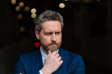 Üzgün iş adamının migreni tuttu. Güçlü baş ağrısı olan bir adam. Stresli, baş ağrısından yorgun iş adamı. Baş ağrısı, yorgunluk ve stres, migren. Baş ağrısı konsepti