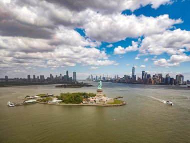 New York City, New York 'ta panoramik hava manzaralı Özgürlük Heykeli. New York Panorama üzerinde Özgürlük Anıtı. Özgürlük Anıtı 'yla New York şehrinin silüeti. Özgürlük Heykeli ve Manhattan