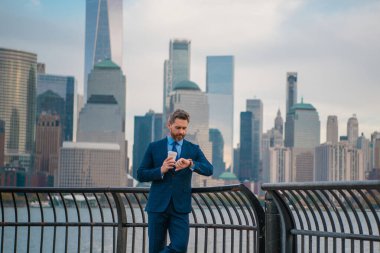 İşadamı, girişimci, yönetmen, patron, yönetici, emlakçı, sigortacı, borsacı, işveren, avukat, ofis çalışanı New York 'ta sokakta yürüyor. Olgun iş adamı.