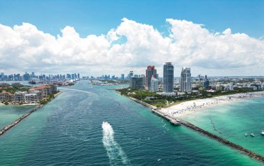 South Pointe Parkı 'nın havadan görünüşü. Miami Plajı. Florida mı? ABD. Miami Beach 'te hafta sonu. Miami şehrinin havadan panoramik manzarası, binalar, marina, yatlar ve lüks daireler.