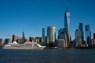 New York 'ta. Manhattan şehir merkezindeki gökdelenler. New York City silueti, ABD 'de Manhattan şehri.