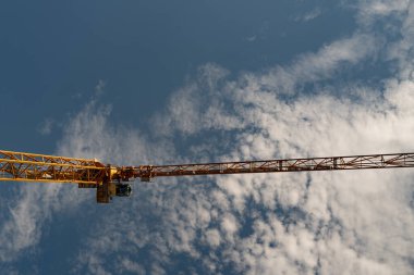 Turna turnası. Crane ve bina inşaatı. İnşaat vinci konutta. Vinç. Binalara karşı endüstriyel inşaat ekipmanları. Turna kulesi. İnşaat alanı