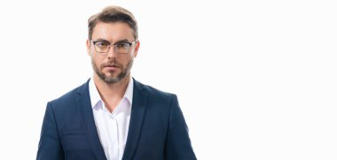 Pankarttaki iş adamı tecrit edilmiş. İspanyol iş adamı, stüdyo portresini kapat. İş ve başarı kavramı. Başlık için iş adamlarıyla afiş, kopyalama alanı. Web tasarımı için poster