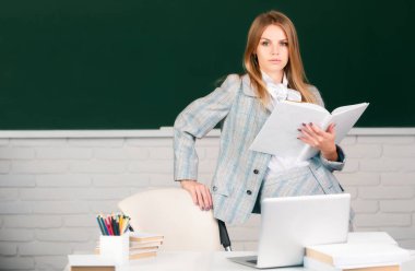 Zeki, zeki bir öğrenci. Sınava hazırlanıyor ve sınıfta dersler öğreniyor.