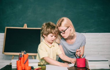 İlköğretim-eğitim ve öğrenme çocuk kavramı. Eğitim ve öğretim konsepti. Blackboard arka plan-kopya alanı. İlkokuldan çocuklar