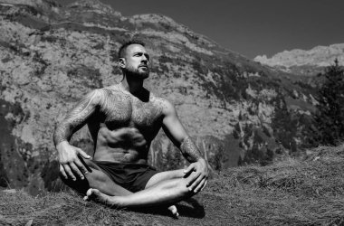 Özgürlük adamı meditasyonu. Doğada meditasyon. İspanyol adam yoga ve meditasyon yapıyor. Yaşam tarzı rahatlama konsepti, doğa üzerine meditasyon. Doğada sakinlik ve meditasyon. Lotus meditasyon yapıyor.
