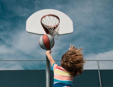 Basketbolcu çocuklar antrenman yapıyor. Aktif çocuk yaşam tarzı