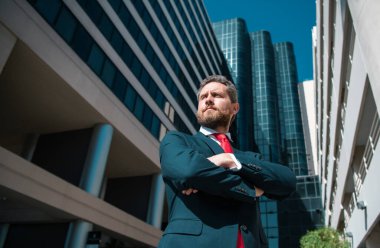 Modern bir açık uzay iş merkezinde yönetici. Dışarıda başarılı bir iş adamı.