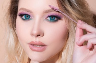 Güzel kaşları olan kadın gözü. Mükemmel şekilli kaş, kaş jöleli kirpikleri. Mükemmel kaşları olan güzel bir kadın gözü. Kaş fırçası olan güzel bir kız. Kaş düzeltmesi.