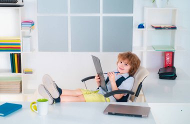 Çocuk işadamı pazarlamacı ofisteki bilgisayarda çalışıyor. Küçük çocuk programcısı, iş analisti, tasarımcı, menajer. İş adamı olmayı hayal eden bir çocuk. Çocukluk ve hayal