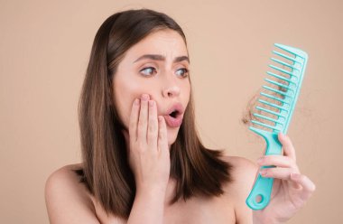 Stresli kadın saç dökülmesinden dolayı çok üzgün. Saç kesimi ve düzgün saç bakımı. Sağlık şampuanı için ciddi saç kaybı sorunu