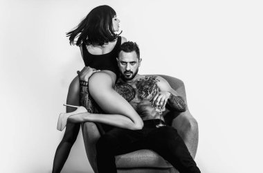 Sarılıp kucaklaşan genç, seksi İspanyol bir çift. Seksi çiftler için aşk anları. Duygusal bir ilişki. Bedensel zevkler, bedensel zevkler. Genç aşıkların tutkusu