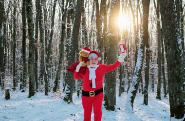 Noel Baba kış tarlasında. Noel arifesinde Noel Baba çocuklara hediyeler taşıyor. Karlı Xmas zamanı