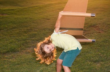 Komik çocuk roket pilotu olmayı hayal ediyor. Hayal gücü ve motivasyon konsepti. Çocukların yüz ifadesi